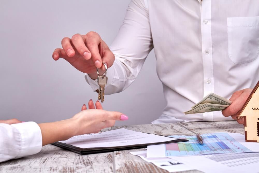 giving-keys-from-real-estate-after-successful-payment