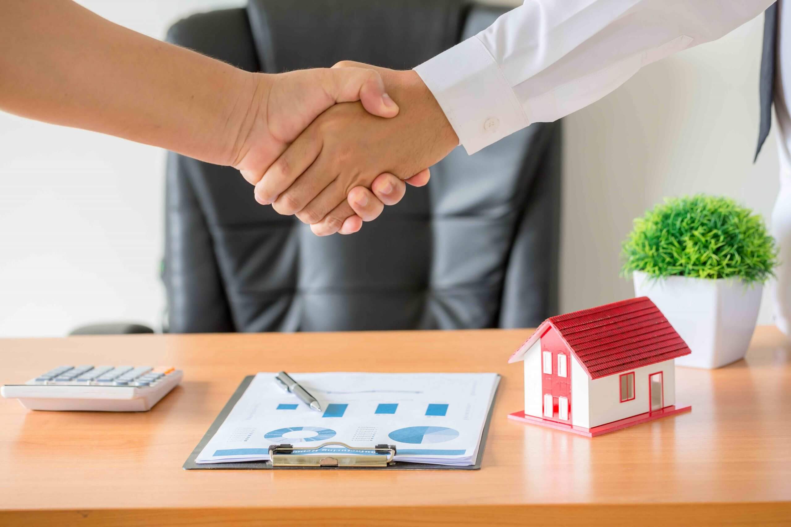 hands-of-agent-and-client-shaking-hands-after-signed-contract-buy-new-apartment-scaled